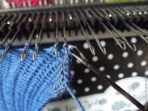 Închiderea fabricii de bucle pe o mașină de tricotat
