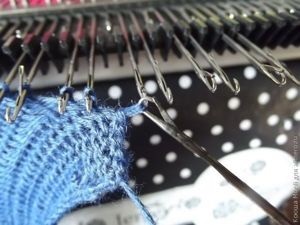 Închiderea fabricii de bucle pe o mașină de tricotat