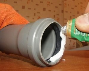 Tömítő PVC szennyvíz csövek, hogyan kell kiválasztani a tömítő-ragasztó anyag a közös típusától függően
