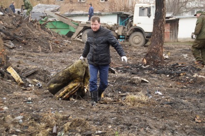A polgármester segített lakosok Kaluga külvárosában eltűnjön dugulás