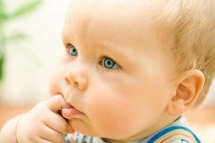 Un san de bebelus suge un deget, un copil