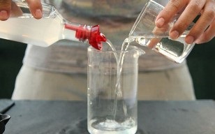 Cum să curățați cazanul din fontă din carbon la domiciliu