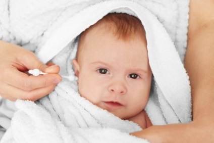 Hogyan kell megfelelően tisztítani a csecsemők füleit a kénektől