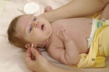 Hogyan kell megfelelően tisztítani a csecsemők füleit a kénektől