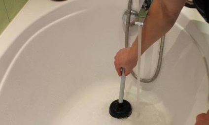 Cum să elimini un blocaj în baie la domiciliu