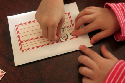Cum să faci un plic pentru o scrisoare lui Moș Crăciun cu mâinile lui