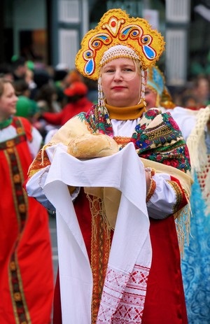 Cum sa decorezi o prajitura de nunta la domiciliu cu o zi calina si periwinkle - femeie