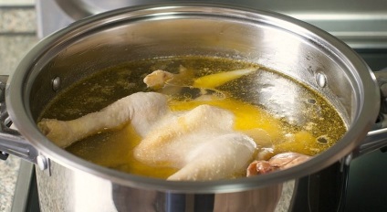 Cum se fierbe supa de pui din sân și șuncă