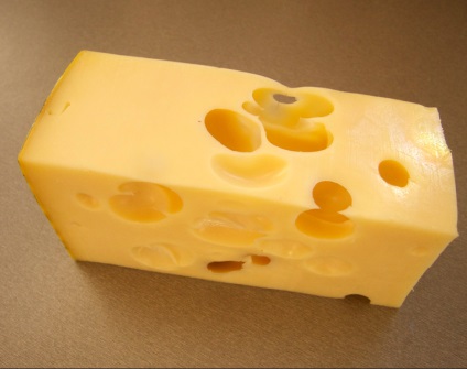 Cine face găuri în brânză