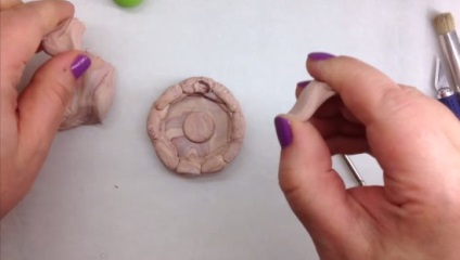 Facem o fântână din argilă polimerică, sculptând lecții