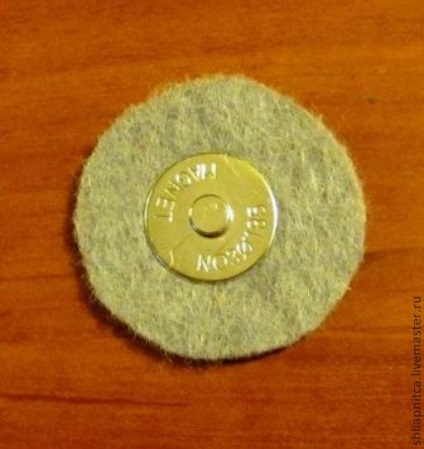 Suport magnetic pe o pungă de pâslă - târg de meșteșugari - manual, manual