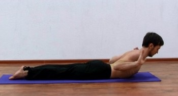 Makarasana (postura de crocodil), yoga, slavyoga