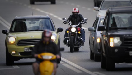 Motocicliștii solicită anularea pedepsei pentru conducerea între rânduri - Moscova 24