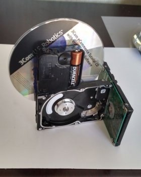 Ceas neobișnuit realizat de la hard disk, cu propriile mâini