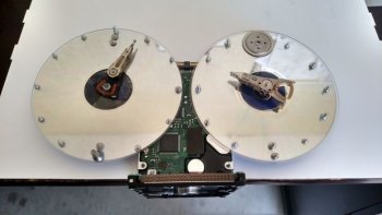 Ceas neobișnuit realizat de la hard disk, cu propriile mâini