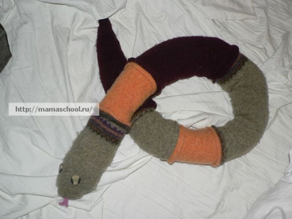 Șarpele original tricotat cu mâinile sale, cât de simplu și simplu de a face un șarpe de la o clasă de stofa stofa
