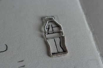 Inel original în formă de sticlă de sârmă