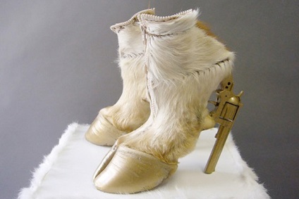 De la copite la picioarele goale revizuirea celor mai originale pantofi de iarna de la designeri moderni