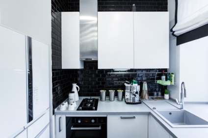 Placi de mistreț pe o șorț de decor de bucătărie de cărămizi albe și alte opțiuni, videoclipuri și fotografii