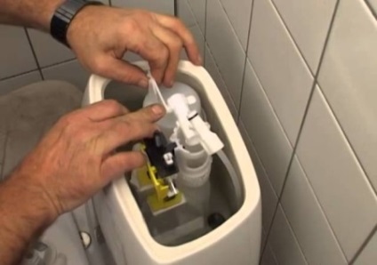 Szivárgó WC miért és mi köze van a flexi tömlő problémákra, leeresztő