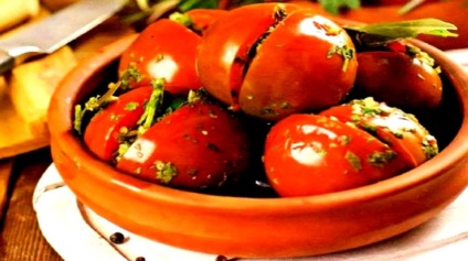 Tomate umplute cu legume în sos de roșii