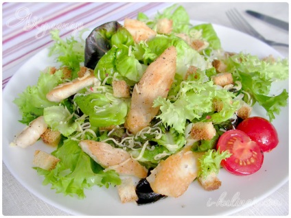 O salată simplă cu pui fiert, țelină și murături, sunt bucătar