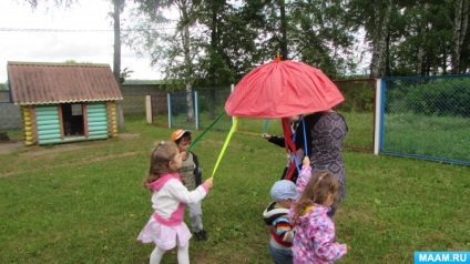 Fun a gyerekek játék az erdőben 