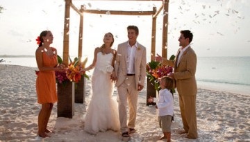 Nuntă simbolică în locurile romantice din prefectura Hersonissos (Creta)