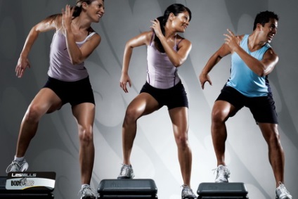 Step-gimnastica (pas aerobic) - exerciții complexe folosind platforma pas-fitness pentru