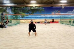 Antrenament de volei pe plajă în vântul clubului insorit