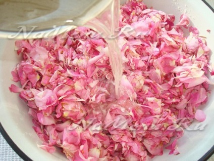 Blocați-vă de la rețetele de petale roz la domiciliu