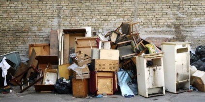 Îndepărtarea mobilierului vechi de la apartament la dump