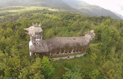Templul misterios, sub forma unui pui uriaș, a devenit un loc de cult al tuturor religiilor
