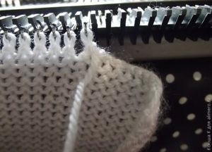 Buclele de închidere pe o mașină de tricotat