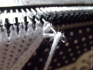 Buclele de închidere pe o mașină de tricotat