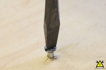 5 Moduri de a scoate un șurub cu un spline rupt de propriile mâini