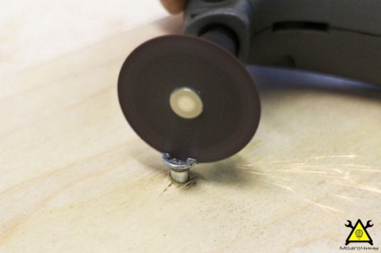 5 Moduri de a scoate un șurub cu un spline rupt de propriile mâini
