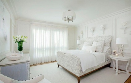 Fehér ágy a hálószobai fotótervezés belsejében