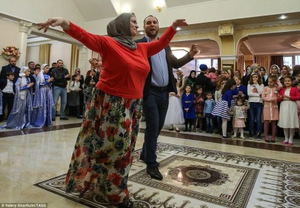 Fără rude și dansuri, cum este nunta pentru mireasa cecenă (34 fotografii)