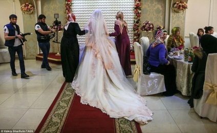 Fără rude și dansuri, cum este nunta pentru mireasa cecenă (34 fotografii)
