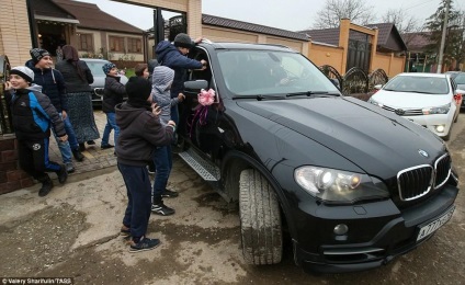 Fără rude și dansuri, cum este nunta pentru mireasa cecenă (34 fotografii)