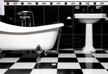 Baie de baie cu baie albă în culoare albă, instalații sanitare de fotografie în tonuri, design de podea în interior și gresie