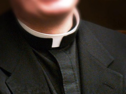 Ce înseamnă pătratul alb pe hainele unui preot catolic, engleză2017