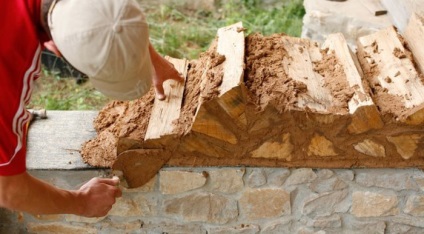 A csomók és agyag építőanyagok, alapítvány, építési technológia, tető, előnyei és