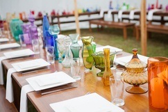 Sticla colorata in decor de nunta - idei si fotografii
