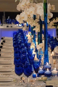 Sticla colorata in decor de nunta - idei si fotografii