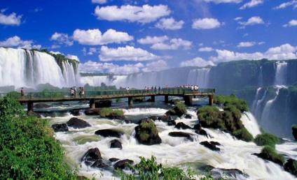 Nouă cascade neobișnuite în diferite țări