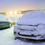 Fékezze a dízelmotort fekete, szürke és fehér füst mellett