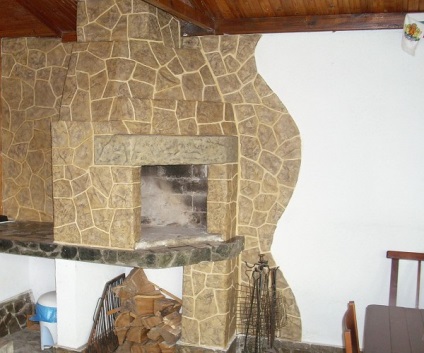 Designul cuptorului în casă este vopsit, decorat cu piatră, gresie și faianță