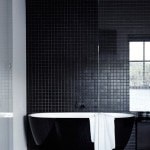 Designul de baie cu pardoseala neagra, design m2